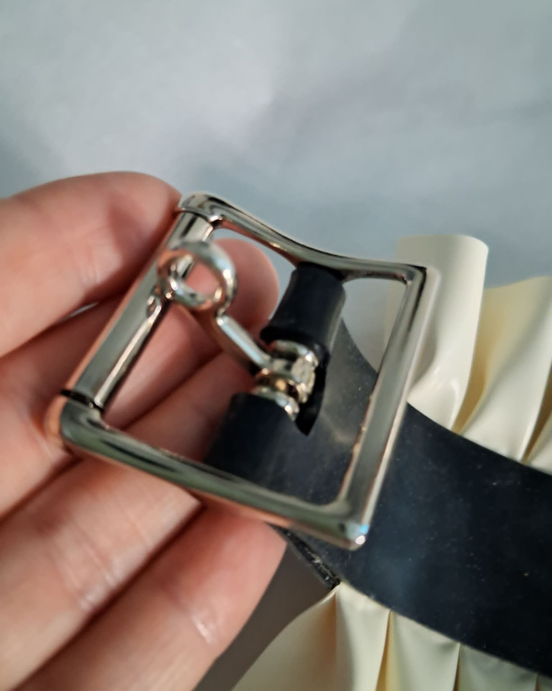Frilly Latex Lockable Choker