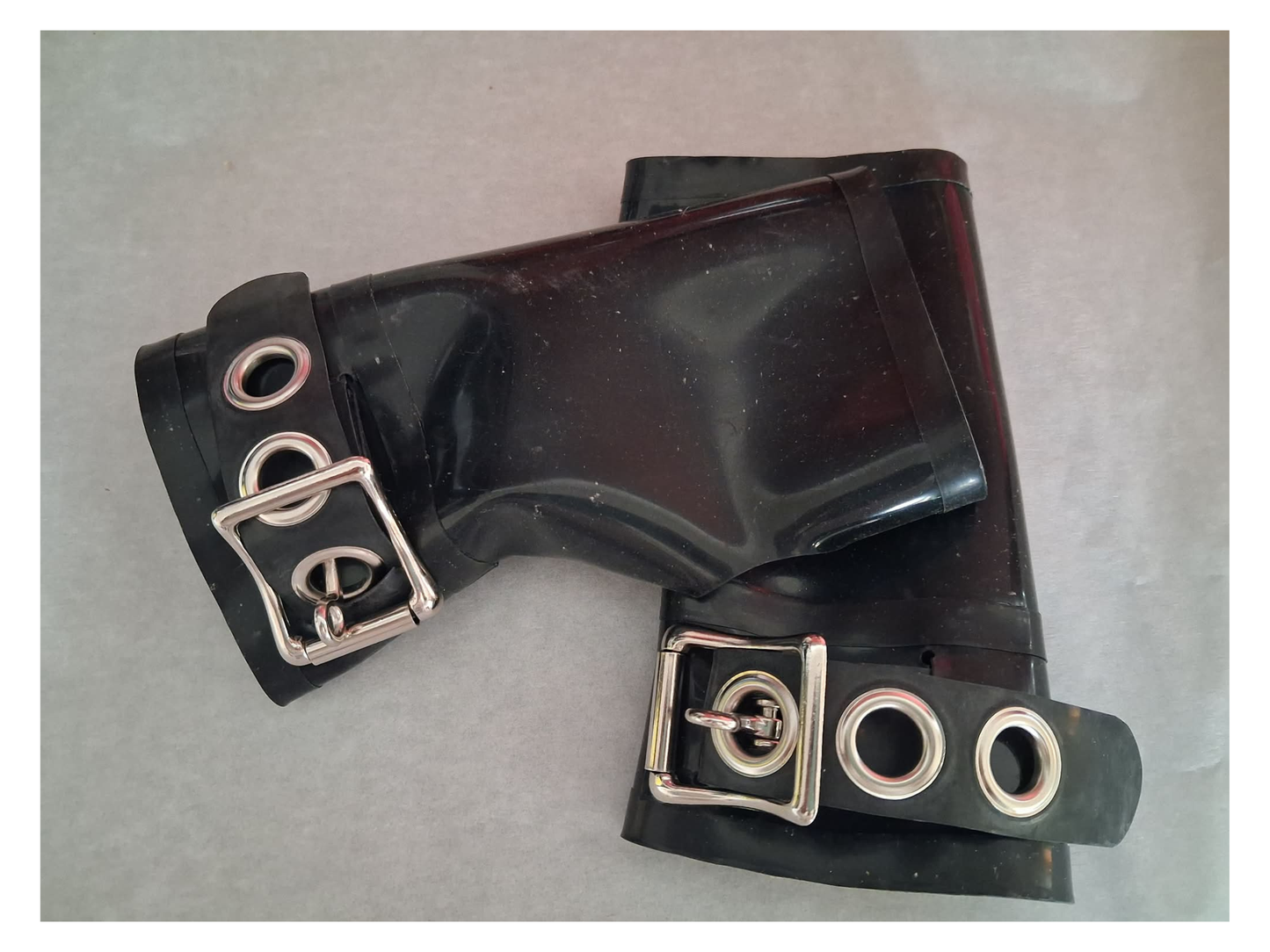 Latex Gloves with Lockable Buckles